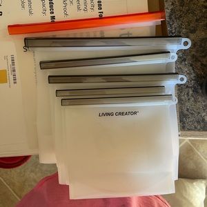 6 washable and reusable silicone storage bags!